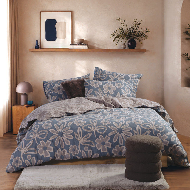 Σετ παπλωματοθήκη Harmony Nef-Nef Homeware σε γκρι-μπλε απόχρωση με μεγάλα μπεζ λουλουδάτα μοτίβα, στρωμένο σε μοντέρνο υπνοδωμάτιο.