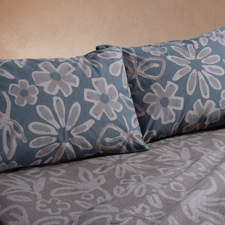 Κοντινή όψη του σετ παπλωματοθήκη Harmony Nef-Nef Homeware σε γκρι-μπλε απόχρωση με μπεζ λουλουδάτα σχέδια.