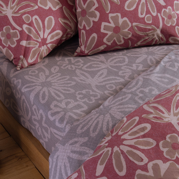 Κοντινή όψη του σετ παπλωματοθήκη Harmony Nef-Nef Homeware σε μπορντό-ροζ και γκρι αποχρώσεις με λουλουδάτα μοτίβα.