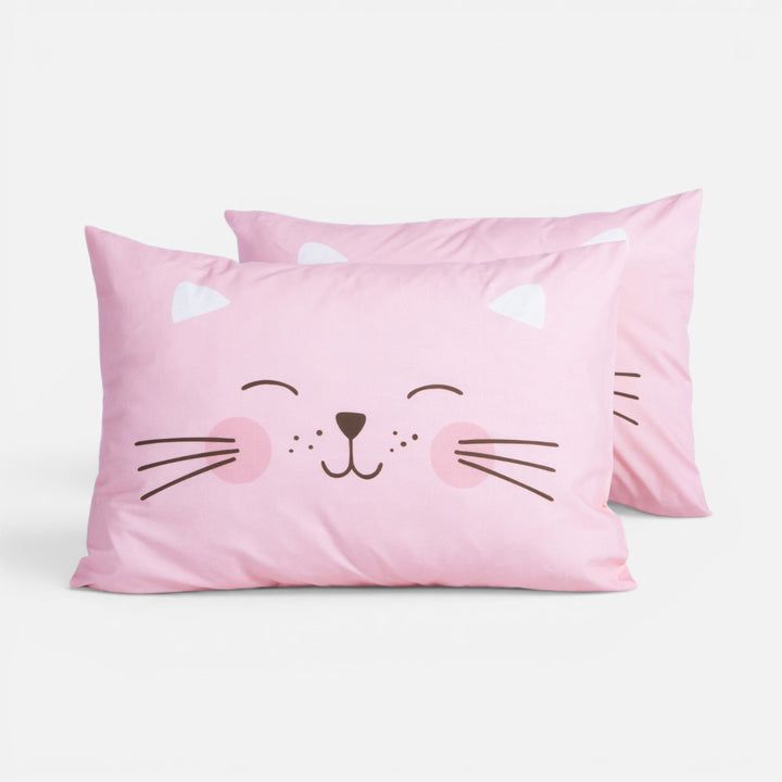 Παιδική μαξιλαροθήκη ύπνου Happy Cat Nef-Nef Homeware σε ροζ απόχρωση, με χαριτωμένο σχέδιο προσώπου γάτας και μουστάκια.