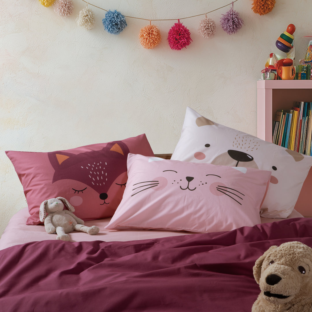 Ροζ παιδική μαξιλαροθήκη Happy Cat Nef-Nef Homeware με γατούλα, τοποθετημένη σε παιδικό κρεβάτι μαζί με μαξιλαροθήκες ζωάκια.