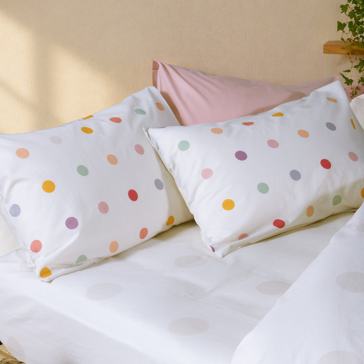 Σετ Σεντόνια Μονά Πουά Εκρού Dots, διακοσμητική παρουσίαση που δείχνει πώς συνδυάζεται το προϊόν σε έναν ολοκληρωμένο χώρο της Nef-Nef Homeware.