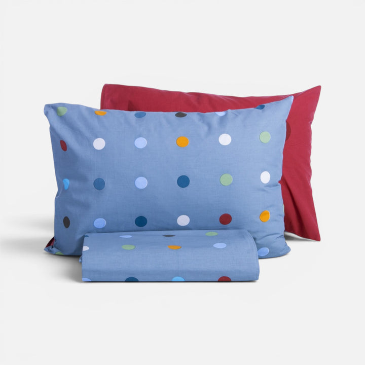Σετ Παπλωματοθήκη Μονή Πουά Μπλε Dots Blue, φωτογραφία παρουσίασης που αναδεικνύει την εμφάνιση και τον σχεδιασμό του προϊόντος της Nef-Nef Homeware.