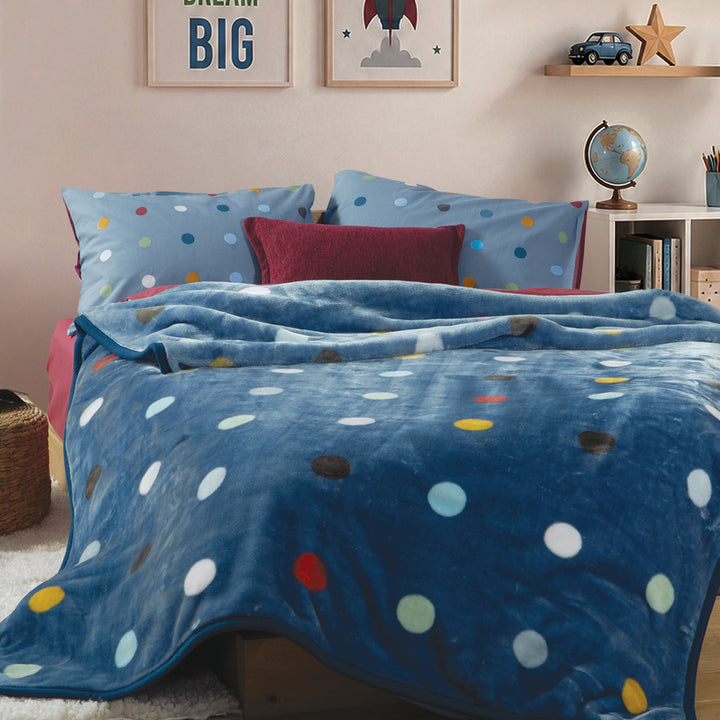 Κουβέρτα Μονή Πουά Μπλε Dots Blue, παρουσίαση προϊόντος σε καθαρό φόντο με έμφαση στο σχέδιο, την απόχρωση και τις βασικές λεπτομέρειες της Nef-Nef Homeware.