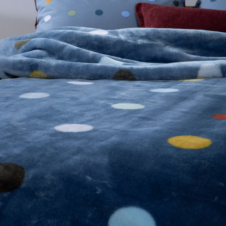 Κουβέρτα Μονή Πουά Μπλε Dots Blue, κοντινή παρουσίαση που αναδεικνύει την υφή, το σχέδιο και τις λεπτομέρειες του προϊόντος της Nef-Nef Homeware.