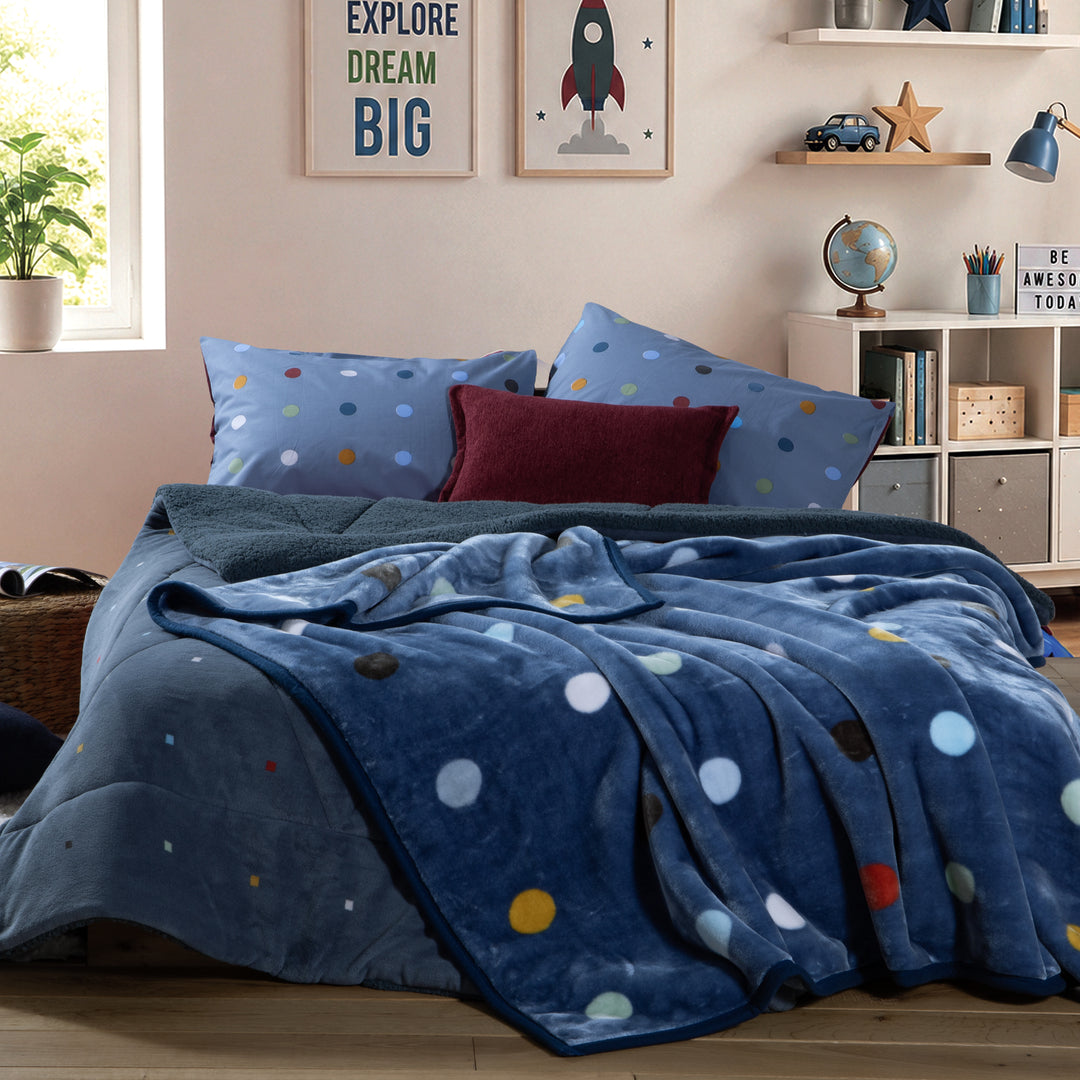 Κουβέρτα Μονή Πουά Μπλε Dots Blue, φωτογραφία παρουσίασης που αναδεικνύει την εμφάνιση και τον σχεδιασμό του προϊόντος της Nef-Nef Homeware.