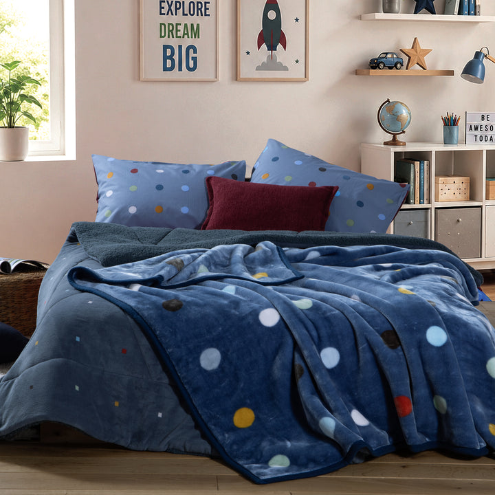 Κουβέρτα Μονή Πουά Μπλε Dots Blue, φωτογραφία παρουσίασης που αναδεικνύει την εμφάνιση και τον σχεδιασμό του προϊόντος της Nef-Nef Homeware.