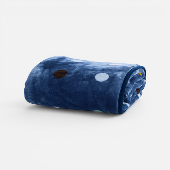 Κουβέρτα Μονή Πουά Μπλε Dots Blue, διακοσμητική παρουσίαση που δείχνει πώς συνδυάζεται το προϊόν σε έναν ολοκληρωμένο χώρο της Nef-Nef Homeware.