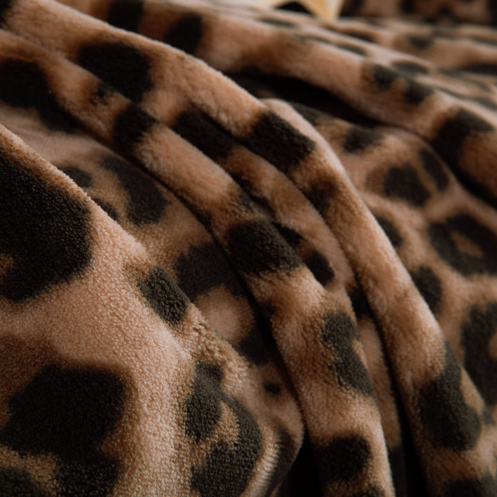 Κουβέρτα Καναπέ Fleece Λεοπάρ Cheetar, φωτογραφία παρουσίασης που αναδεικνύει την εμφάνιση και τον σχεδιασμό του προϊόντος της Nef-Nef Homeware.