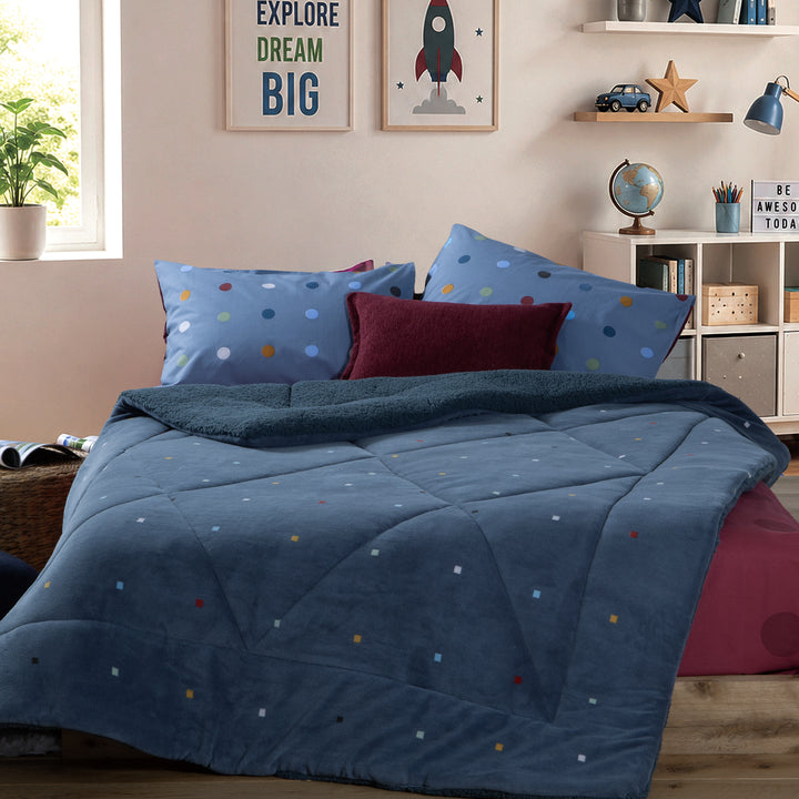 Κουβερτοπάπλωμα Μονό Πουά Μπλε Dots Blue, παρουσίαση προϊόντος σε καθαρό φόντο με έμφαση στο σχέδιο, την απόχρωση και τις βασικές λεπτομέρειες της Nef-Nef Homeware.