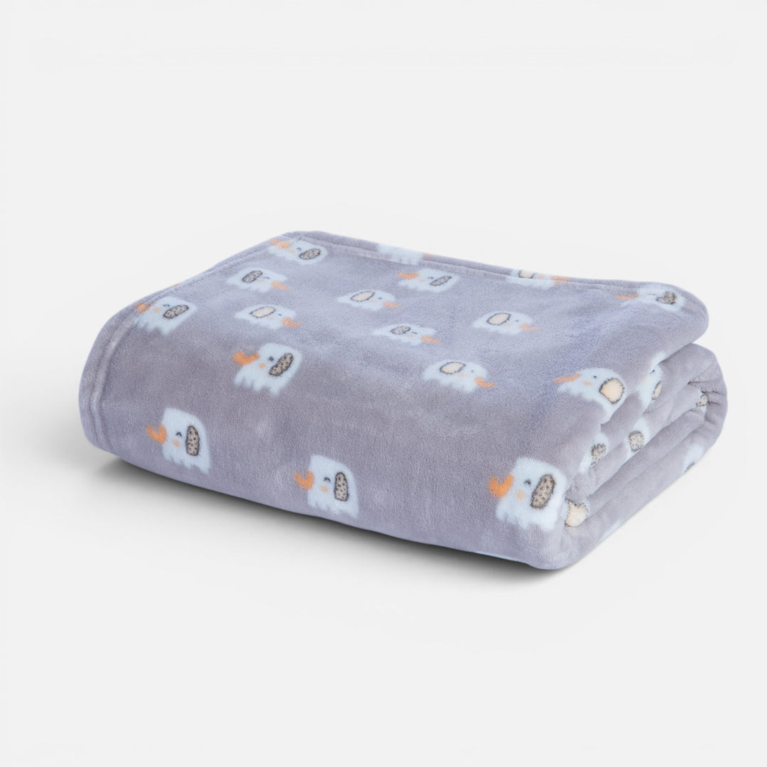 Κουβέρτα Αγκαλιάς Fleece Γκρι Elephants, φωτογραφία παρουσίασης που αναδεικνύει την εμφάνιση και τον σχεδιασμό του προϊόντος της Nef-Nef Homeware.