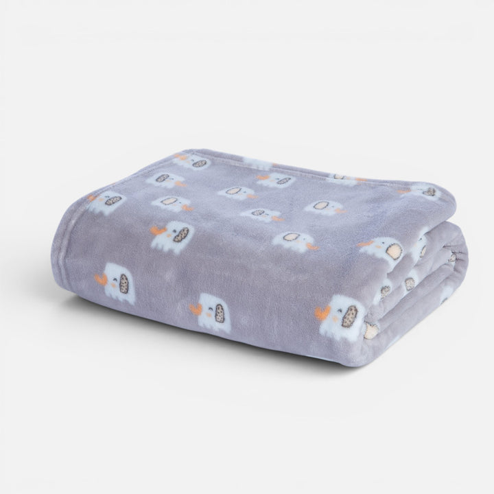 Κουβέρτα Κούνιας Fleece Γκρι Elephants, φωτογραφία παρουσίασης που αναδεικνύει την εμφάνιση και τον σχεδιασμό του προϊόντος της Nef-Nef Homeware.