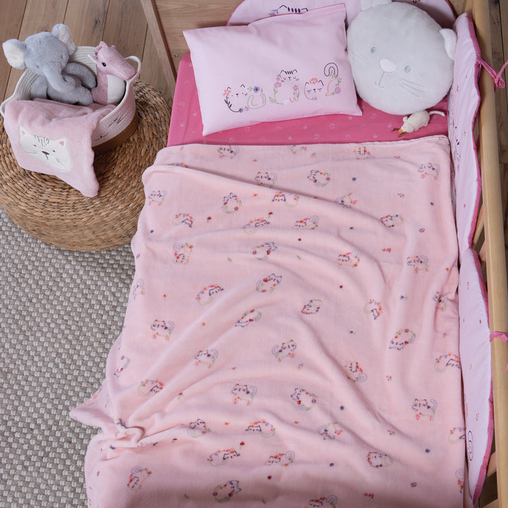 Κουβέρτα Αγκαλιάς Fleece Ροζ Cats are Perfect, παρουσίαση προϊόντος σε καθαρό φόντο με έμφαση στο σχέδιο, την απόχρωση και τις βασικές λεπτομέρειες της Nef-Nef Homeware.