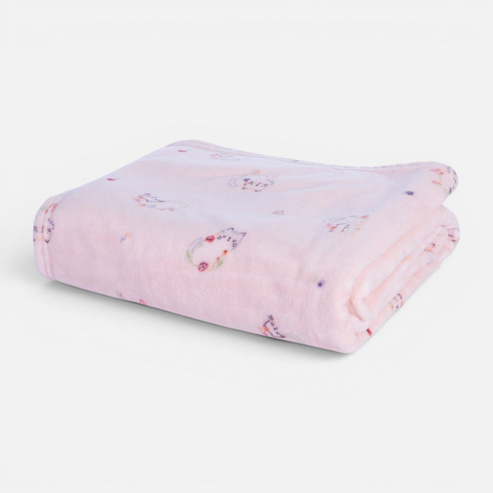 Κουβέρτα Αγκαλιάς Fleece Ροζ Cats are Perfect, φωτογραφία παρουσίασης που αναδεικνύει την εμφάνιση και τον σχεδιασμό του προϊόντος της Nef-Nef Homeware.