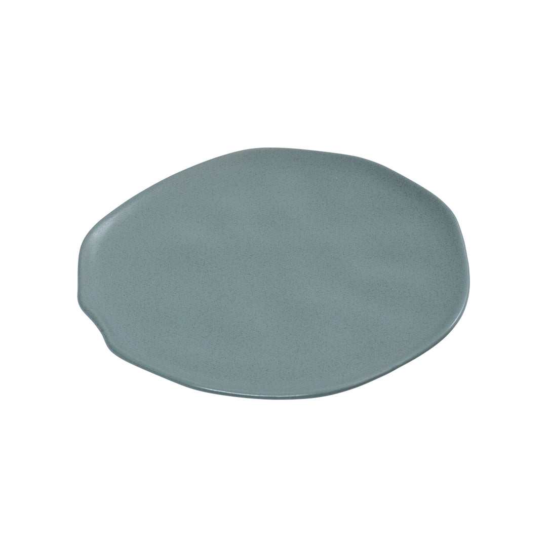 Πιάτο ρηχό Mare από stoneware σε teal απόχρωση με ακανόνιστο περίγραμμα και μίνιμαλ υφή, σε λευκό φόντο.