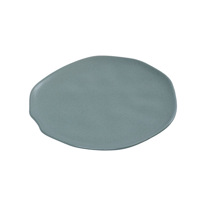 Πιάτο ρηχό Mare από stoneware σε teal απόχρωση με ακανόνιστο περίγραμμα και μίνιμαλ υφή, σε λευκό φόντο.