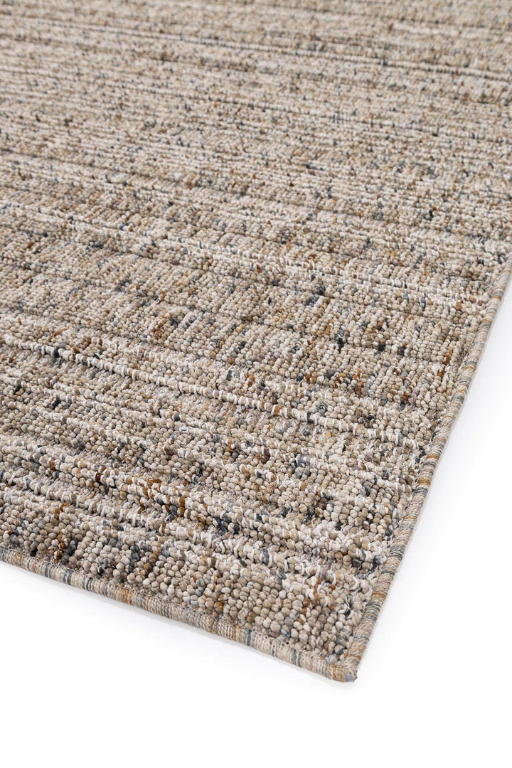 Χαλί Leon της Royal Carpet σε μπλε, τοποθετημένο σε διαμορφωμένο χώρο, με προσεγμένο σχέδιο της σειράς και εμφανή υφή επιφάνειας.
