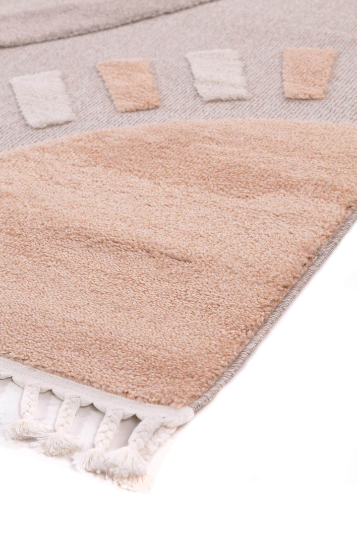 Παιδικό χαλί Royal Carpet της Royal Carpet σε ουδέτερη απόχρωση, σε κοντινή λεπτομέρεια, με προσεγμένο σχέδιο της σειράς και εμφανή υφή επιφάνειας.