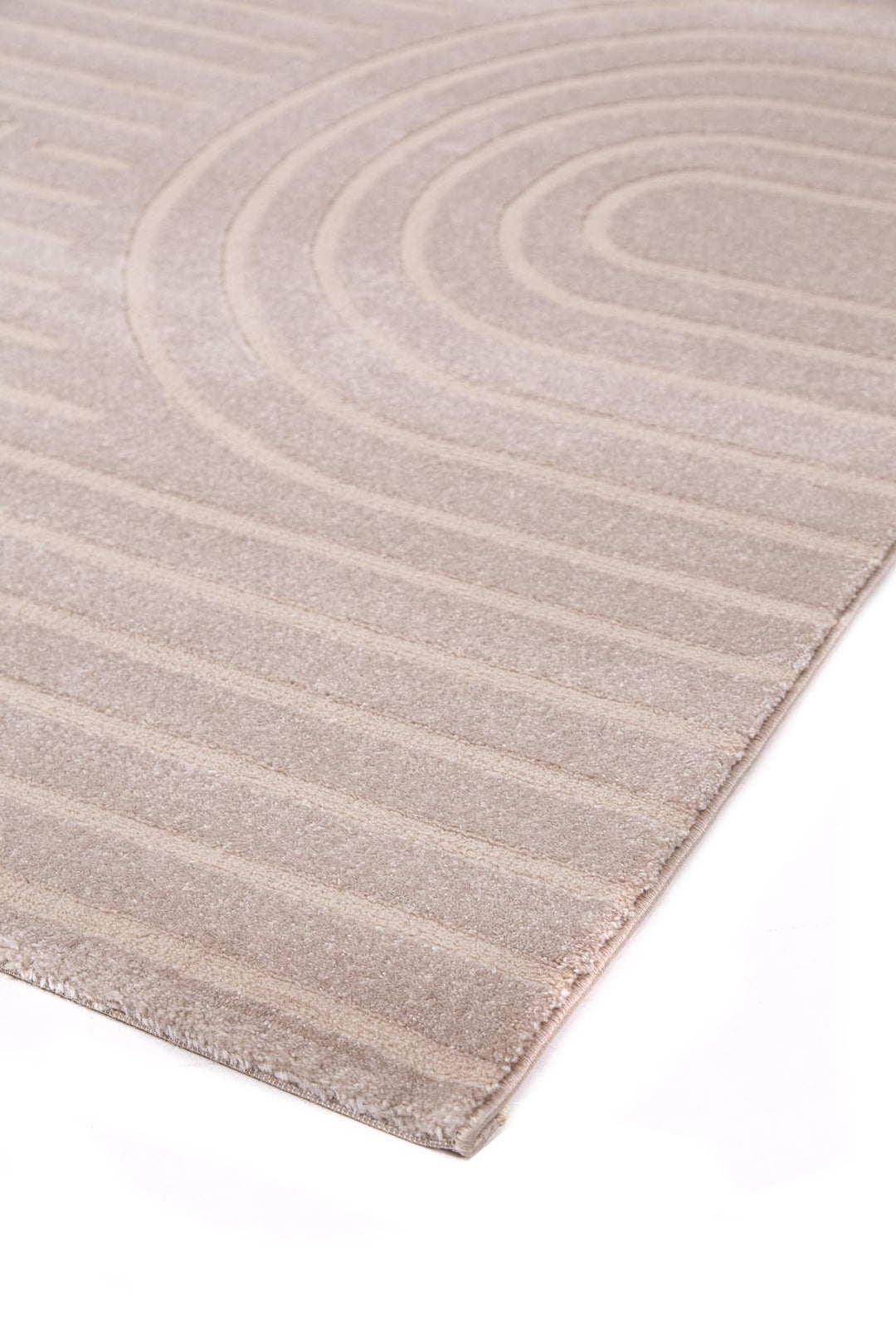 Κοντινή όψη χαλιού Organic Royal Carpet σε μπεζ χρώμα με ανάγλυφο κυκλικό σχέδιο και μαλακή υφή.