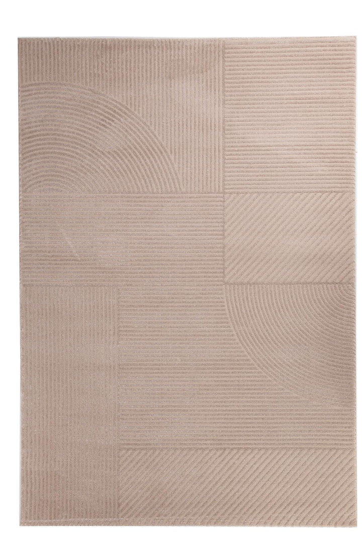 Ολόκληρο χαλί Organic Royal Carpet σε μπεζ χρώμα με ανάγλυφο γεωμετρικό σχέδιο από γραμμές και καμπύλες.