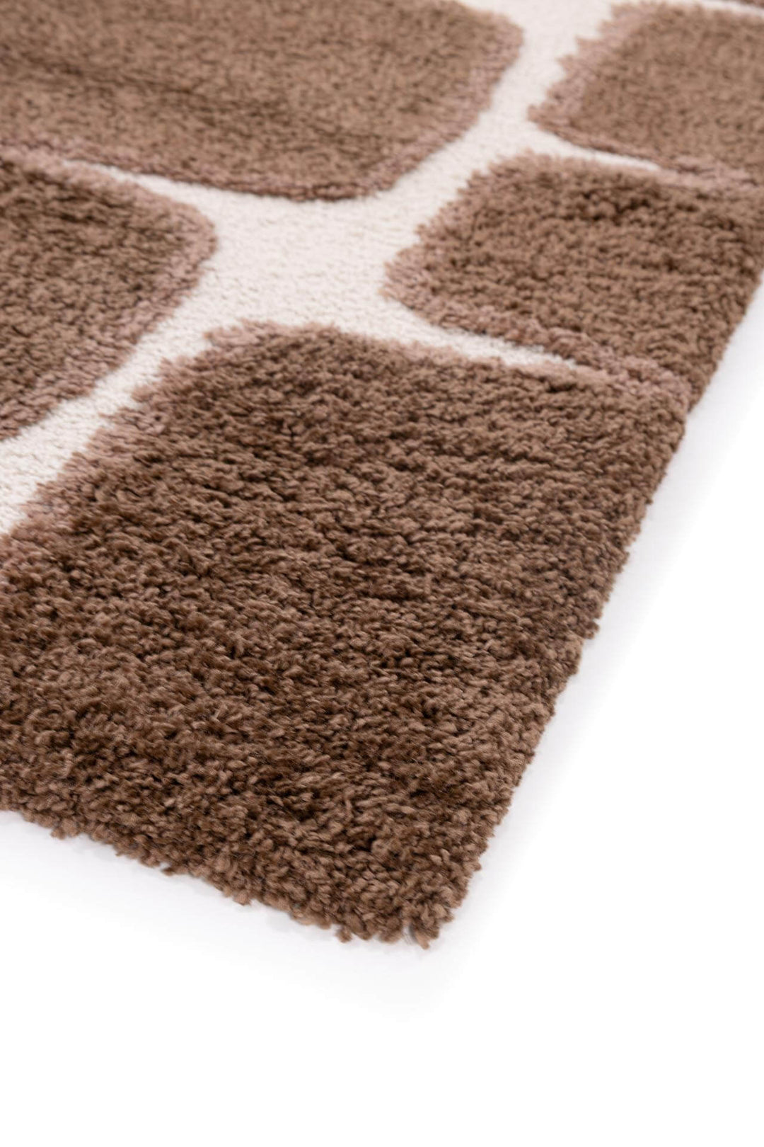 Χαλί Royal Carpet της Royal Carpet σε καφέ, σε κοντινή λεπτομέρεια, με προσεγμένο σχέδιο της σειράς και εμφανή υφή επιφάνειας.