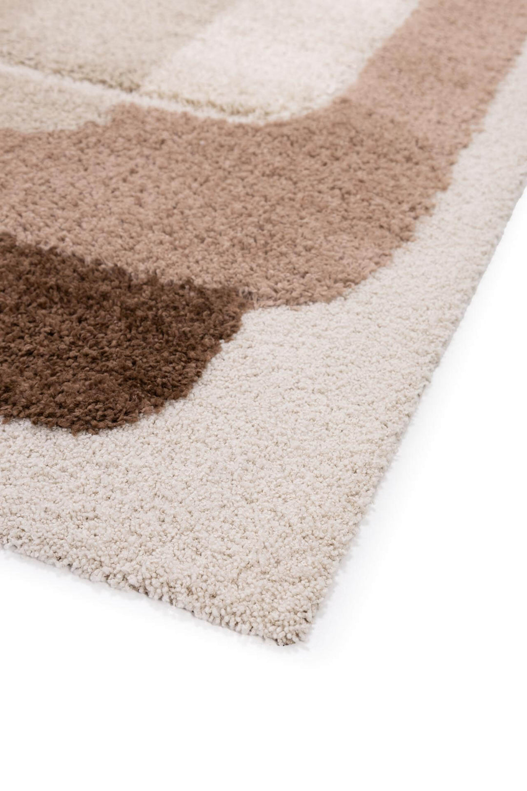 Χαλί Royal Carpet της Royal Carpet σε καφέ, σε κοντινή λεπτομέρεια, με προσεγμένο σχέδιο της σειράς και εμφανή υφή επιφάνειας.