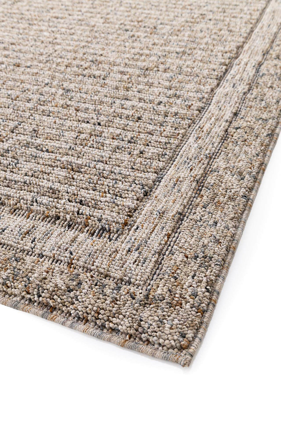 Χαλί Leon της Royal Carpet σε μπλε, τοποθετημένο σε διαμορφωμένο χώρο, με προσεγμένο σχέδιο της σειράς και εμφανή υφή επιφάνειας.