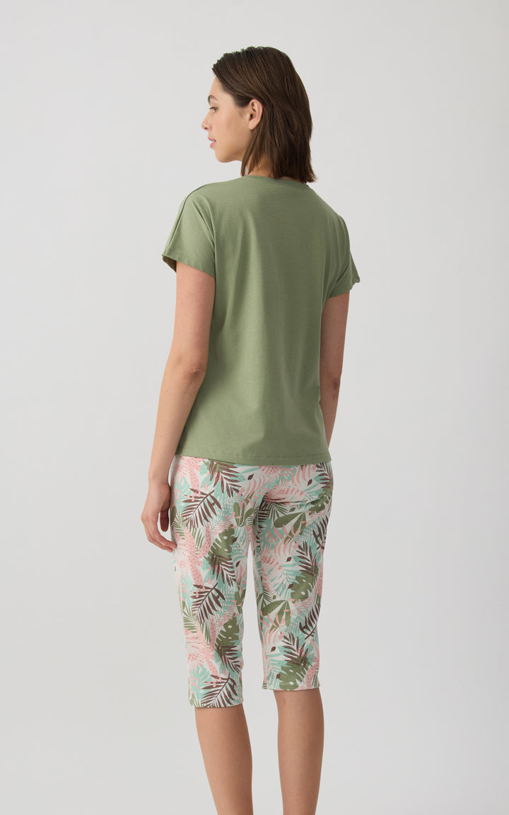 Πίσω όψη γυναικείας πιτζάμας Minerva με floral tropical κάπρι παντελόνι και μονόχρωμη χακί μπλούζα.