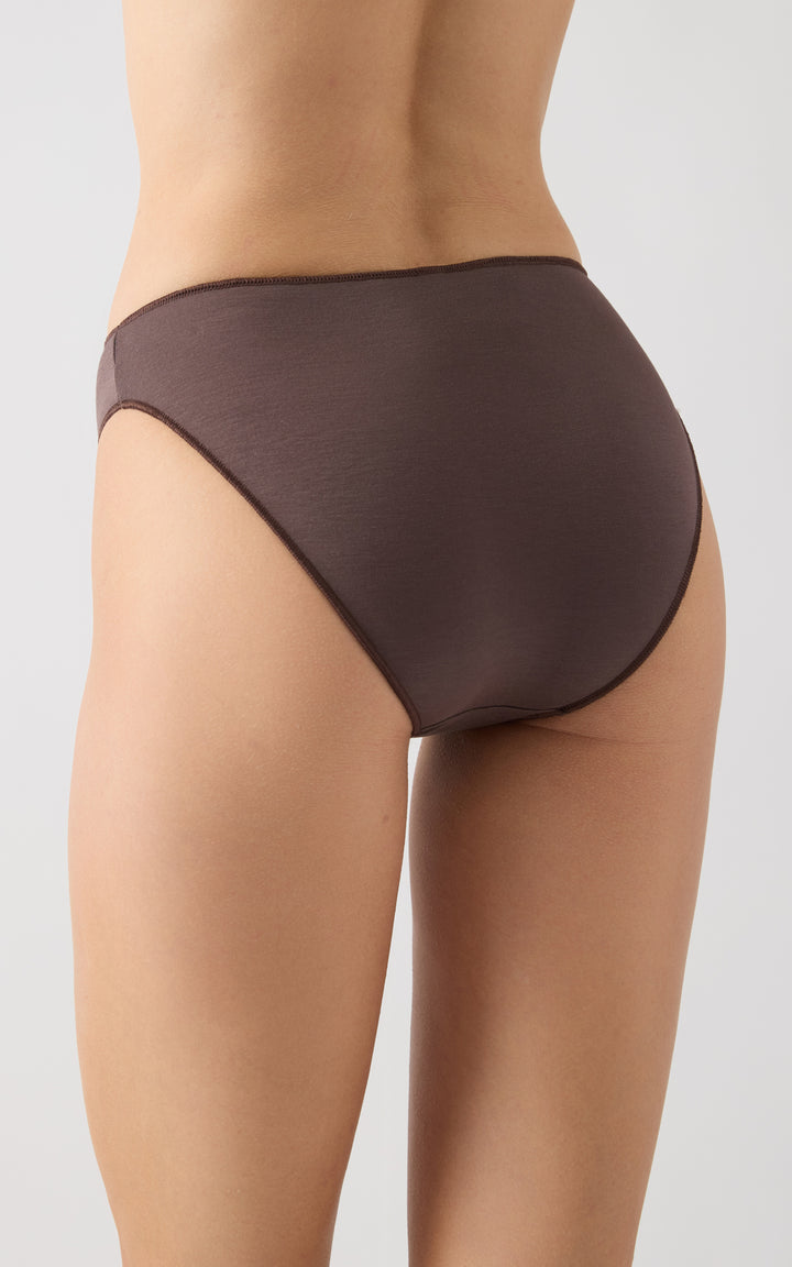 Γυναικείο σλιπ Minerva σε μονόχρωμη σκούρα καφέ απόχρωση, πίσω όψη εφαρμογής και λεπτομέρεια της γραμμής.
