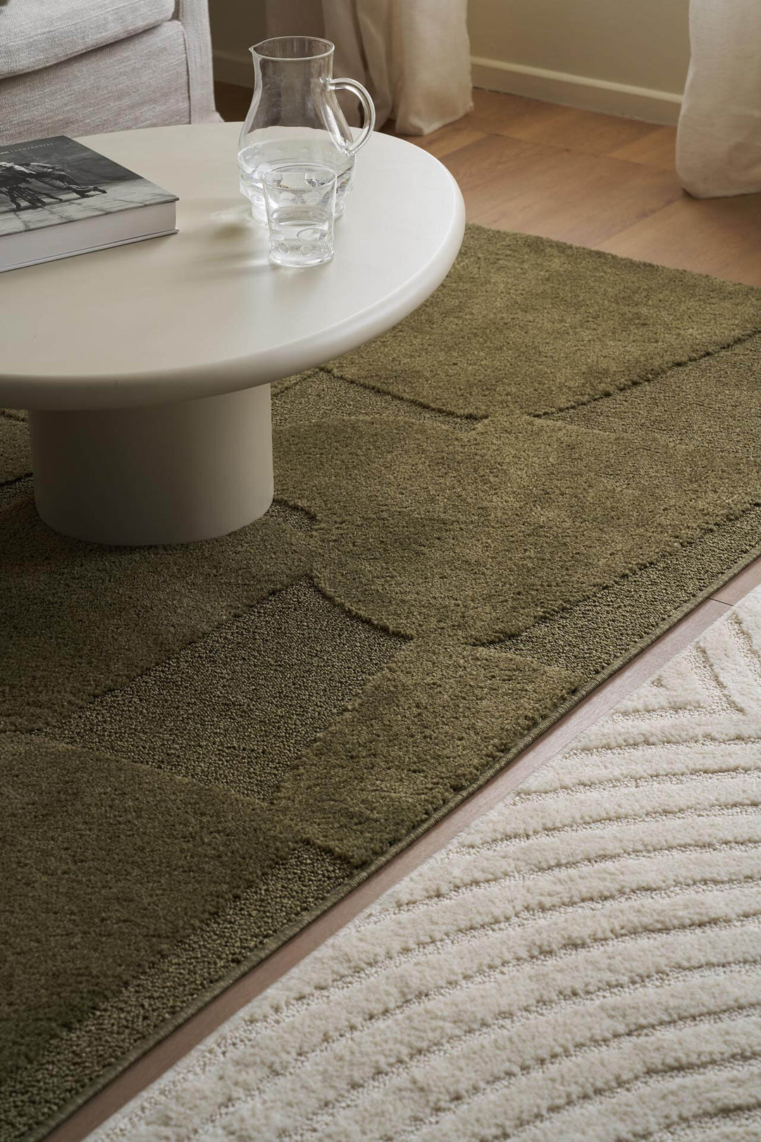 Χαλί Jazz της Royal Carpet σε λαδί, σε δεύτερη διακοσμητική όψη, με προσεγμένο σχέδιο της σειράς και εμφανή υφή επιφάνειας.