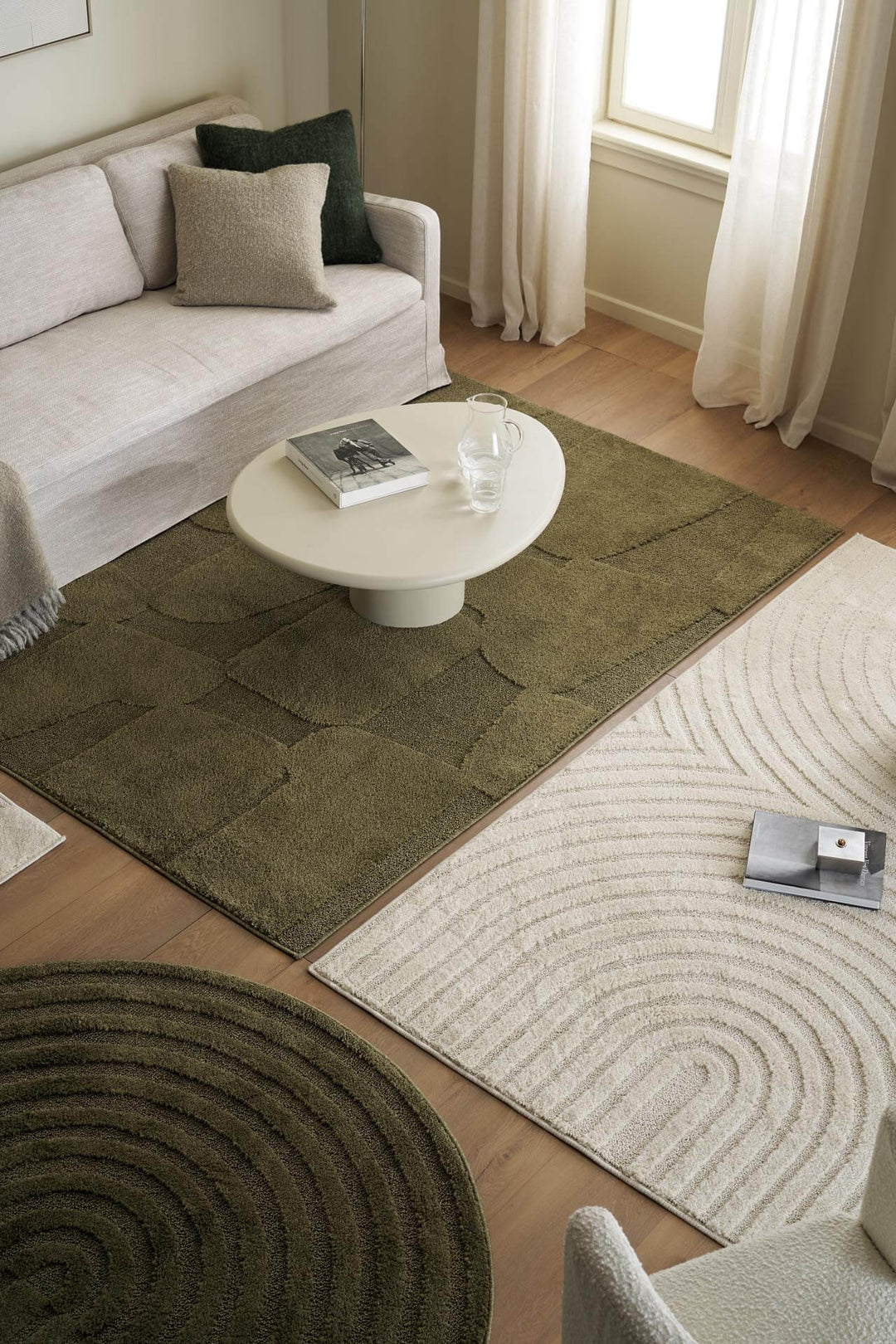 Οβάλ χαλί Jazz της Royal Carpet σε λαδί, σε δεύτερη διακοσμητική όψη, με προσεγμένο σχέδιο της σειράς και εμφανή υφή επιφάνειας.