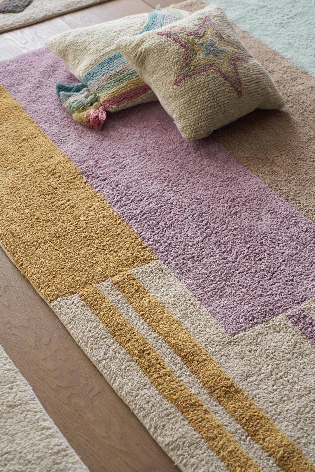 Παιδικό χαλί Little Steps της Royal Carpet σε ουδέτερη απόχρωση, τοποθετημένο σε διαμορφωμένο χώρο, με γεωμετρικό μοτίβο και εμφανή υφή επιφάνειας.