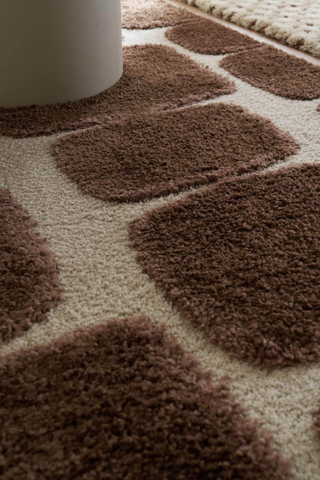 Χαλί Royal Carpet της Royal Carpet σε καφέ, με έμφαση στο σχέδιο και την υφή, με προσεγμένο σχέδιο της σειράς και εμφανή υφή επιφάνειας.