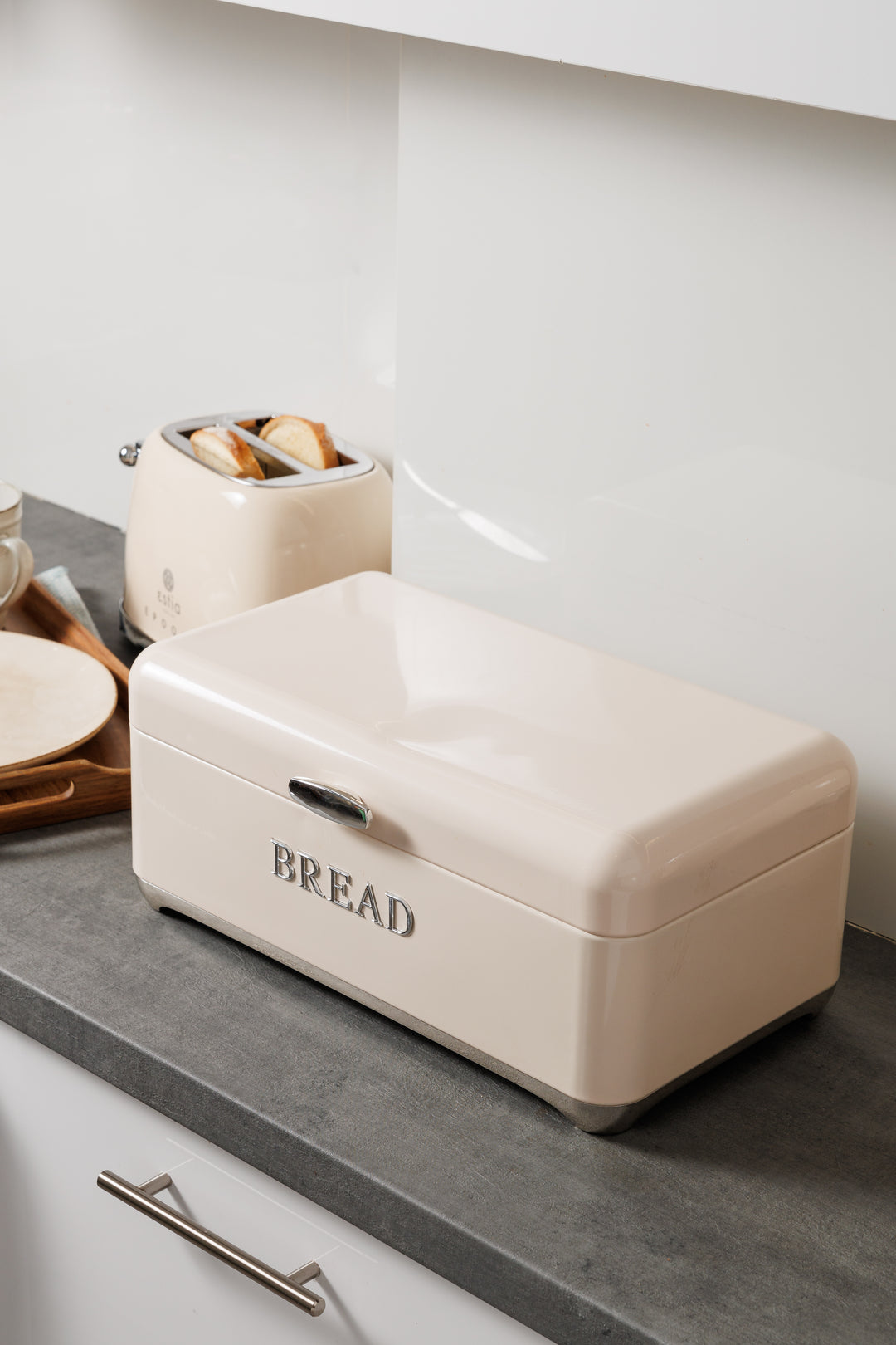 Ψωμιέρα Μεταλλική Κρεμ Με Επιγραφή 'Bread' Estia 42.5X25.3X18cm