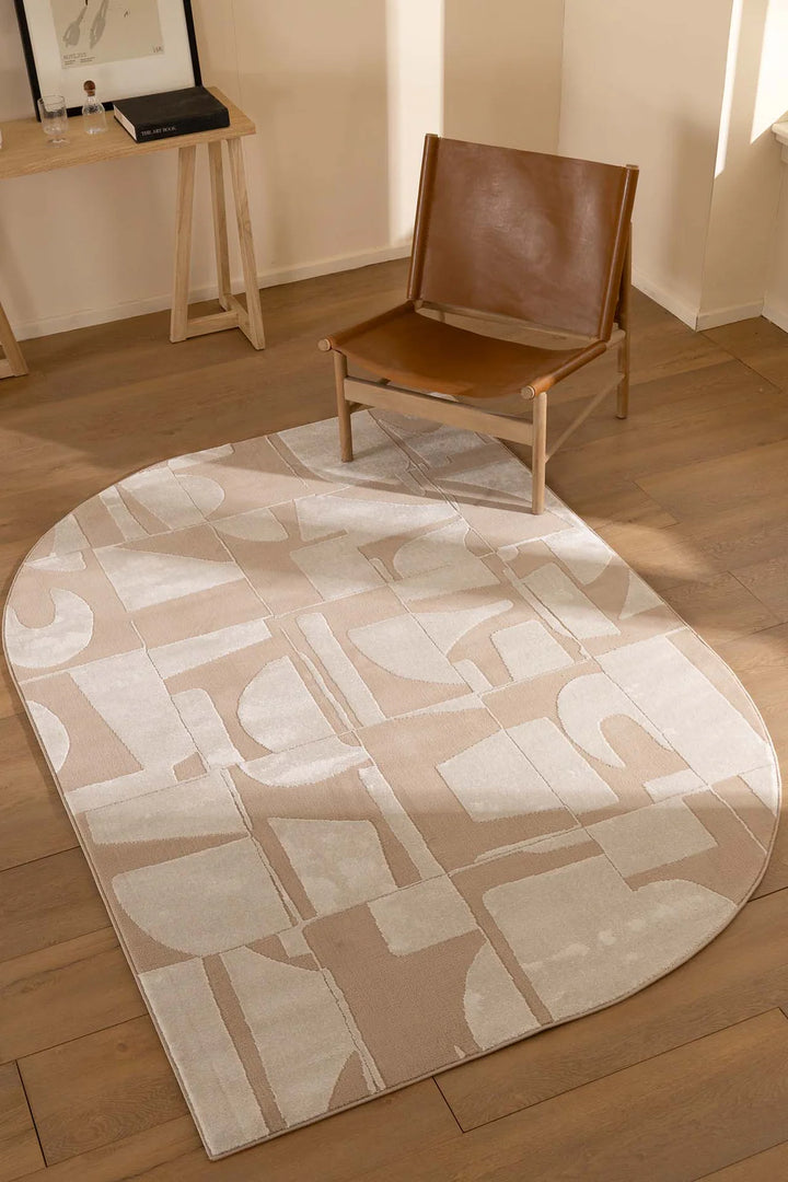 Μοντέρνο χαλί Organic Shape της Royal Carpet σε μπεζ και εκρού αποχρώσεις τοποθετημένο σε minimal σαλόνι με δερμάτινη πολυθρόνα.