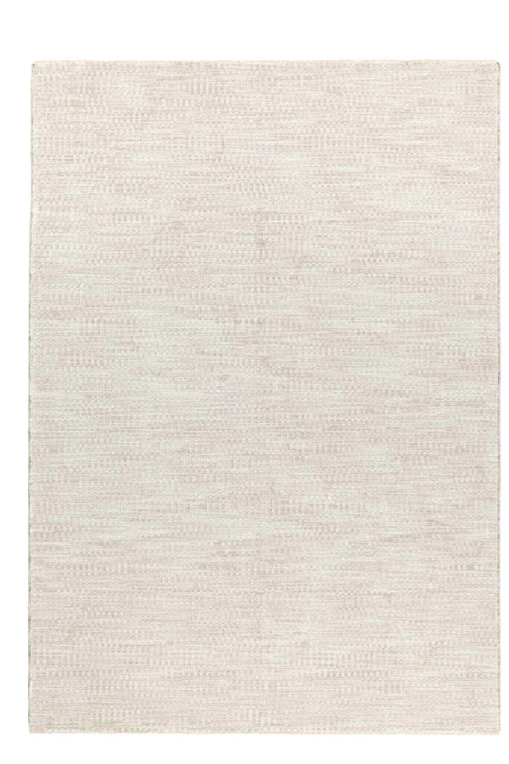 Μονόχρωμο λευκό χαλί Royal Carpet με ανάγλυφη υφή σε minimal αισθητική και ανοιχτόχρωμο φόντο.