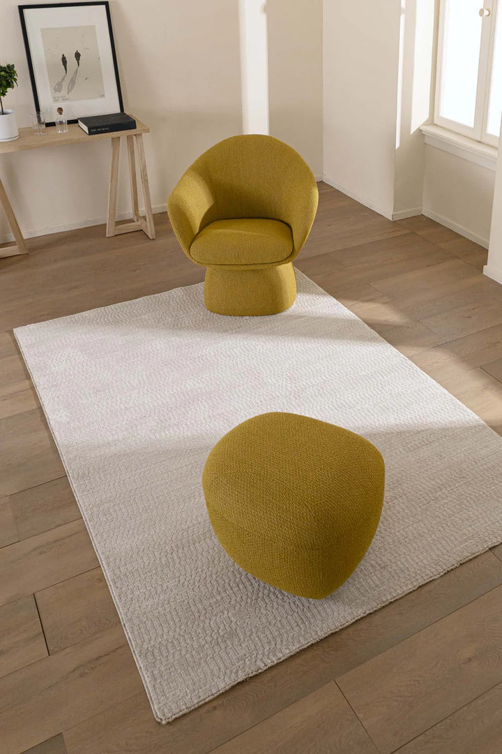 Λευκό χειμερινό χαλί Prime Royal Carpet σε μοντέρνο καθιστικό με ώχρα πολυθρόνα και ξύλινο πάτωμα.
