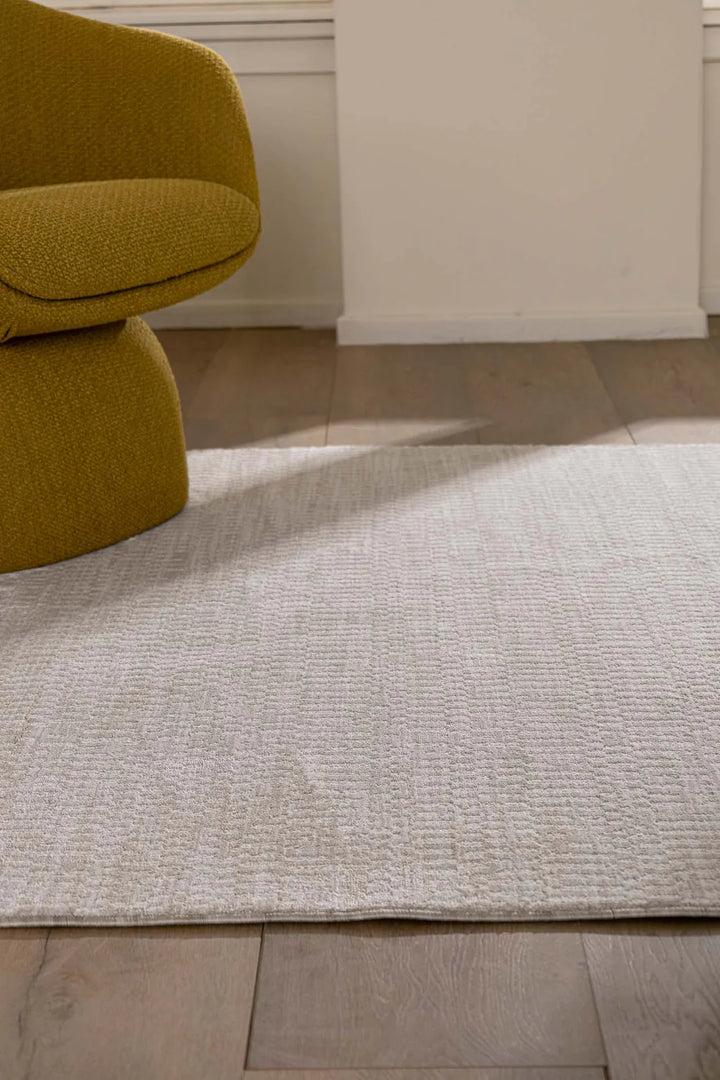 Λευκό χαλί Prime Royal Carpet με διακριτικό μοτίβο και μοντέρνα διακόσμηση σε φωτεινό καθιστικό.