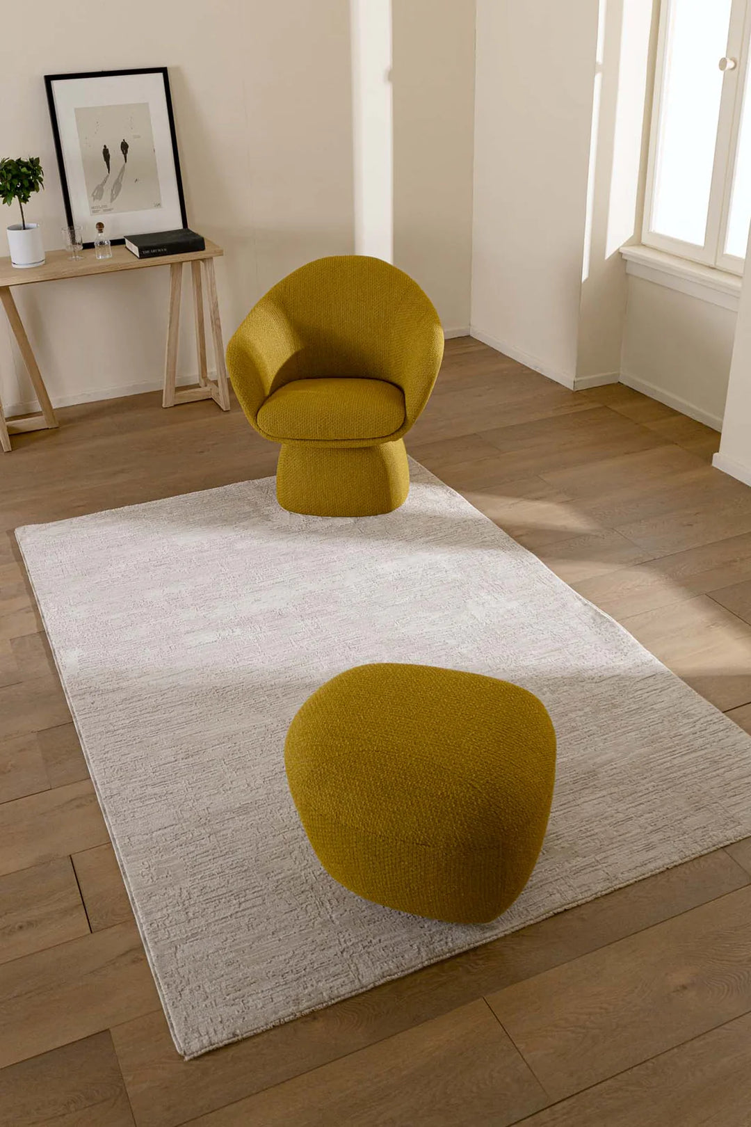 Μοντέρνο λευκό χαλί Royal Carpet τοποθετημένο σε minimal καθιστικό με φυσικό φωτισμό και cozy διακόσμηση.
