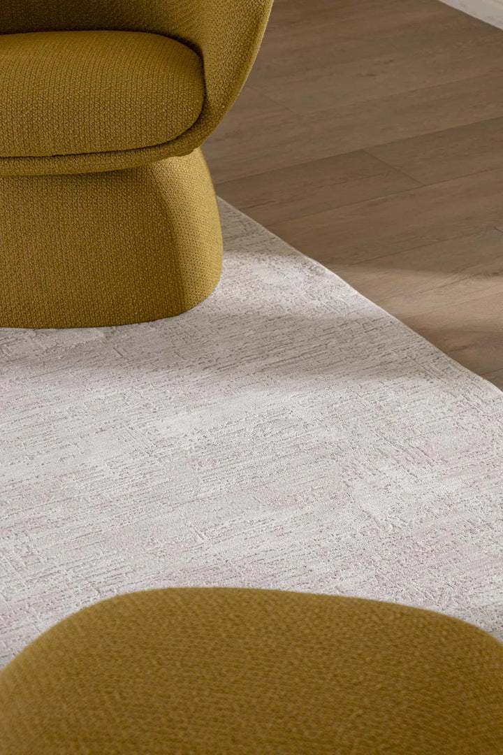 Λευκό textured χαλί Prime Royal Carpet με διακριτικό ανάγλυφο σχέδιο και απαλή υφή σε ξύλινο δάπεδο.