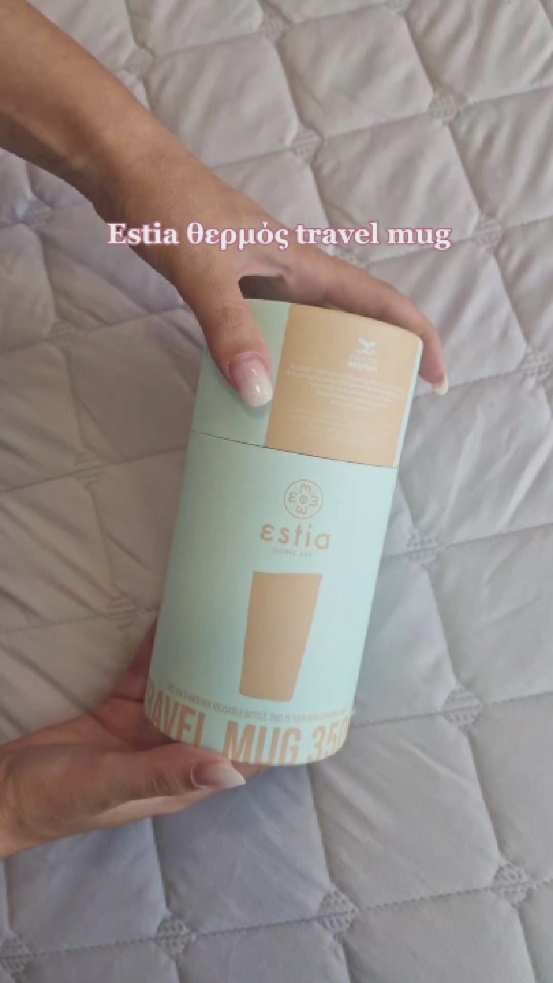 Βίντεο παρουσίασης Estia Home Art travel mug θερμός 350ml με καπάκι, σε τιρκουάζ χρώμα με μοντέρνα γραφικά και κυλινδρική συσκευασία δώρου.