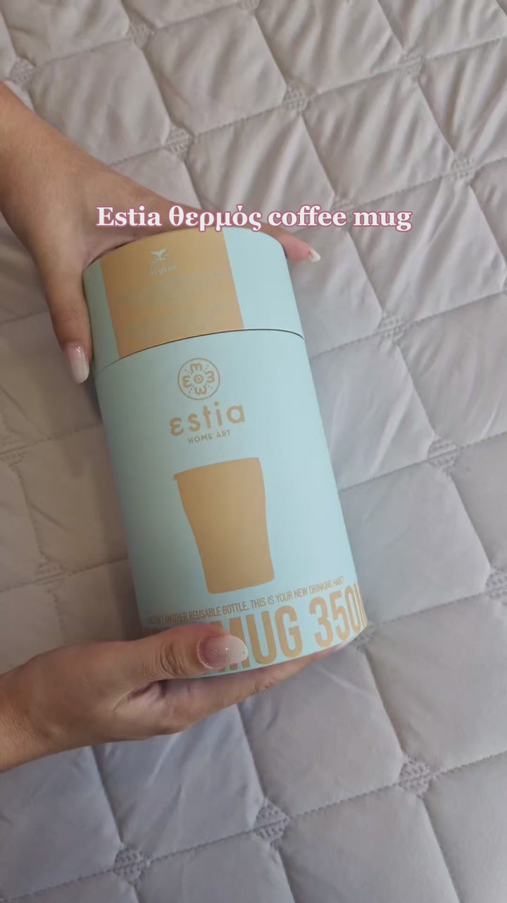 Βίντεο παρουσίασης θερμός κούπας καφέ Estia Home Art 350ml με ανοξείδωτο καλαμάκι και καπάκι, σε μαύρο χρώμα με μοντέρνα σχέδια και κυλινδρική συσκευασία δώρου
