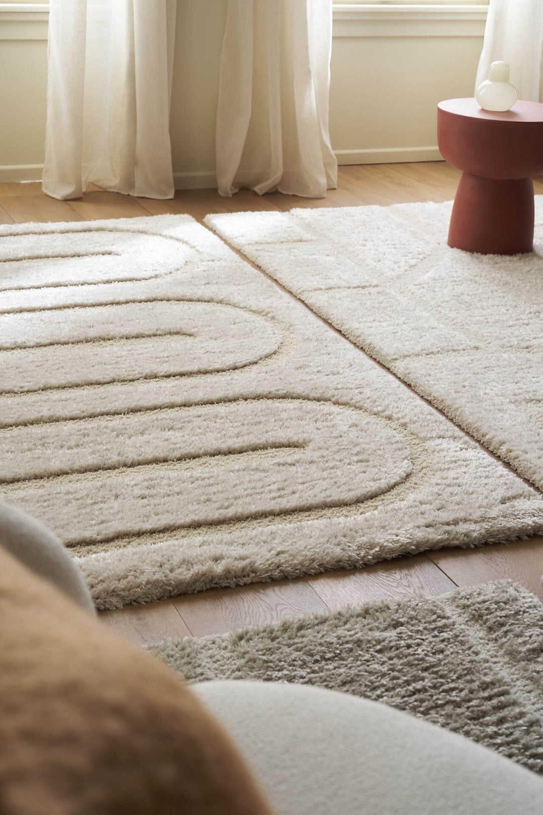 Χαλί Relief της Royal Carpet σε εκρού, σε δεύτερη διακοσμητική όψη, με ανάγλυφη επιφάνεια και εμφανή υφή επιφάνειας.