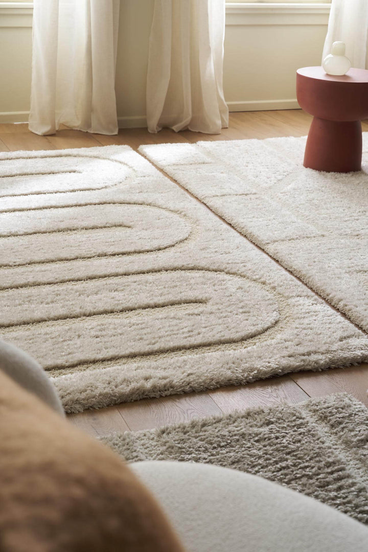 Χαλί Relief της Royal Carpet σε εκρού, σε δεύτερη διακοσμητική όψη, με ανάγλυφη επιφάνεια και εμφανή υφή επιφάνειας.