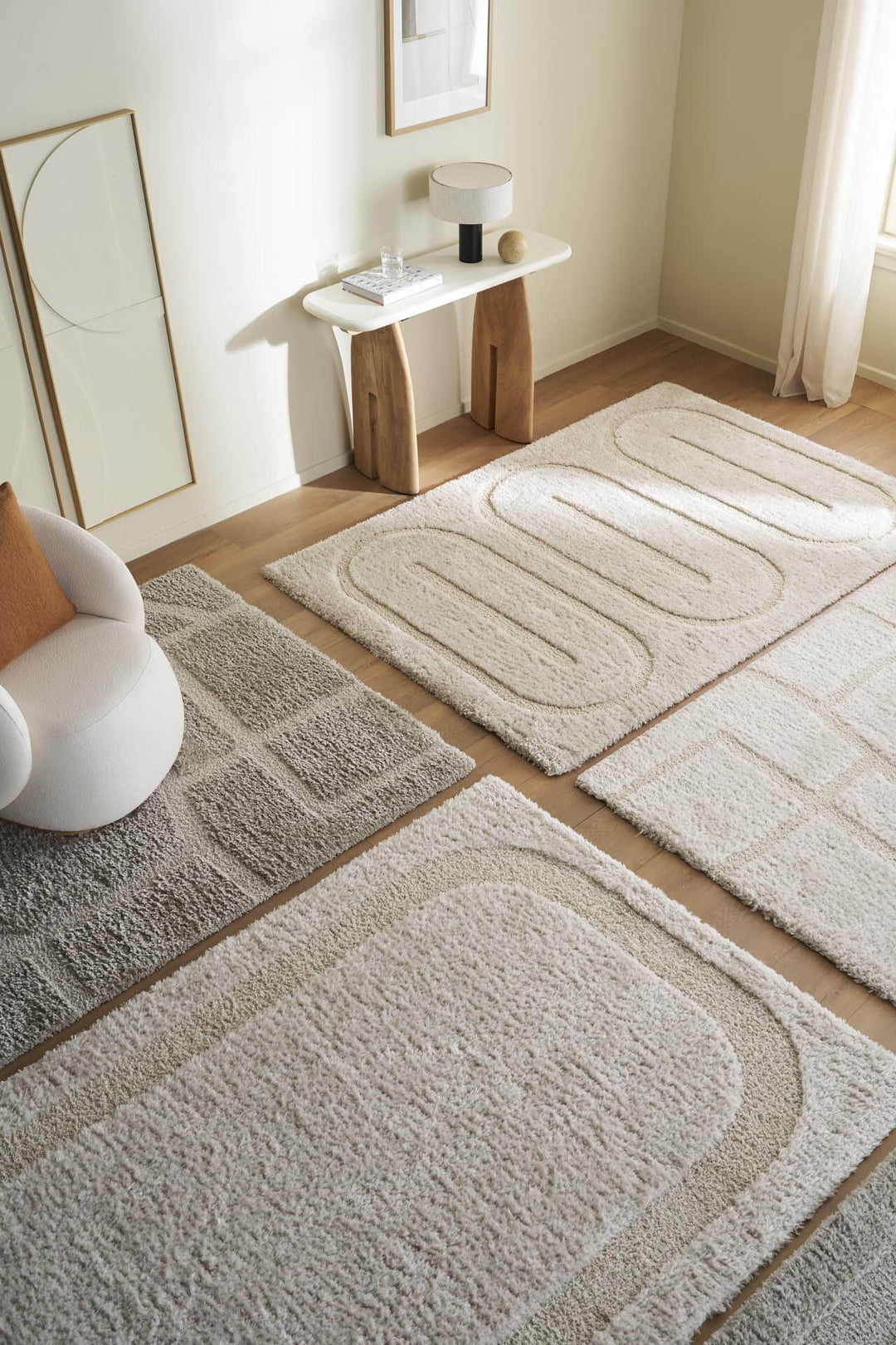 Χαλί Relief της Royal Carpet σε εκρού και γκρι, τοποθετημένο σε διαμορφωμένο χώρο, με ανάγλυφη επιφάνεια και εμφανή υφή επιφάνειας.