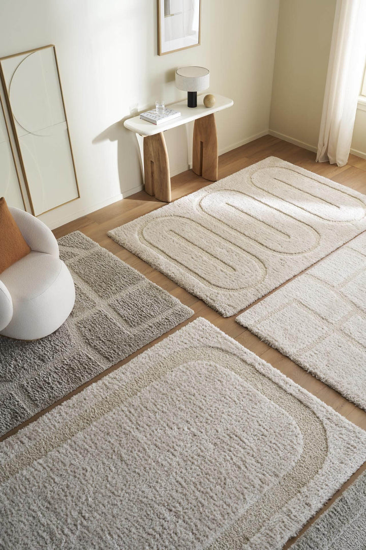 Χαλί Relief της Royal Carpet σε εκρού και γκρι, τοποθετημένο σε διαμορφωμένο χώρο, με ανάγλυφη επιφάνεια και εμφανή υφή επιφάνειας.