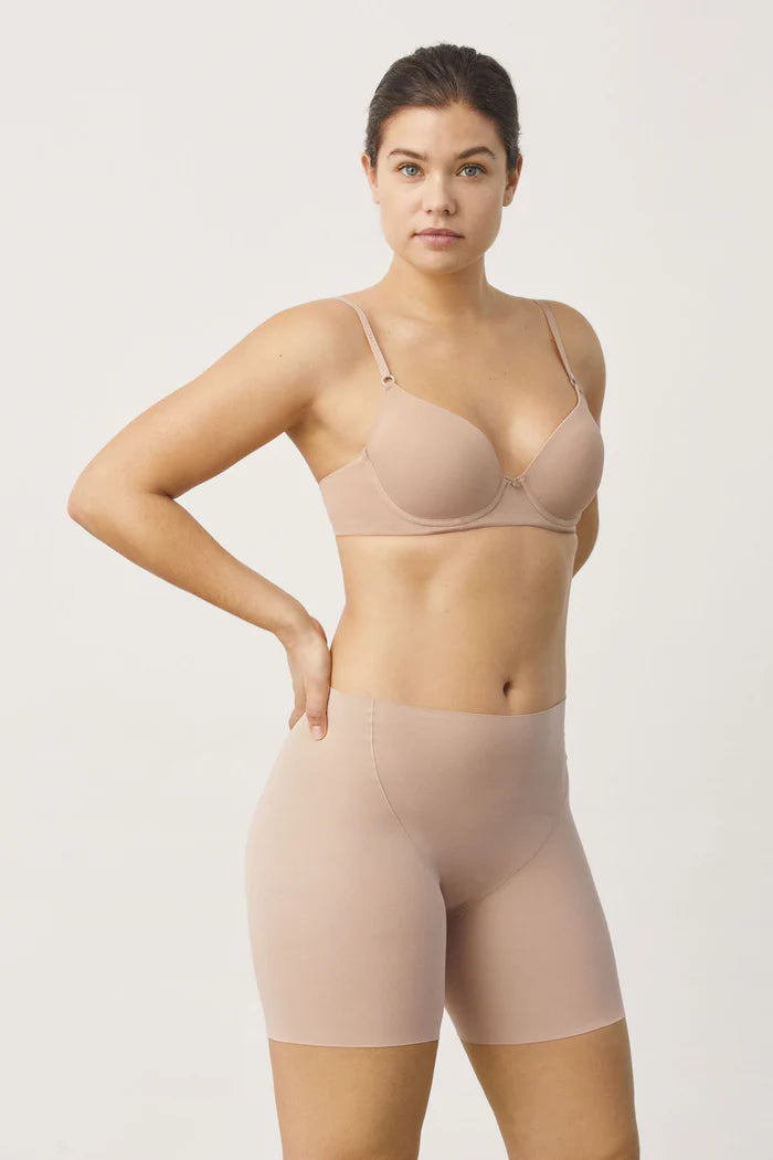 Γυναικείο βαμβακερό seamless σορτς σε nude χρώμα κατά της τριβής χωρίς ραφές, μέτριας σύσφιξης, για διαμόρφωση κοιλιάς, γλουτών και μηρών.